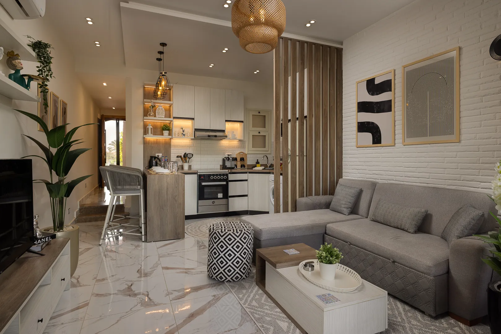 غرفة معيشة بعد التنظيف