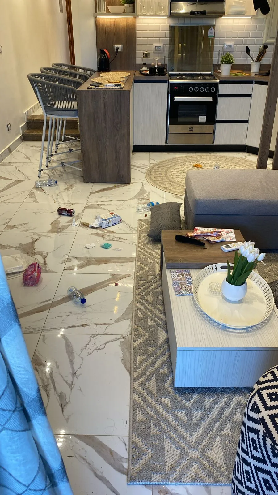 غرفة معيشة قبل التنظيف